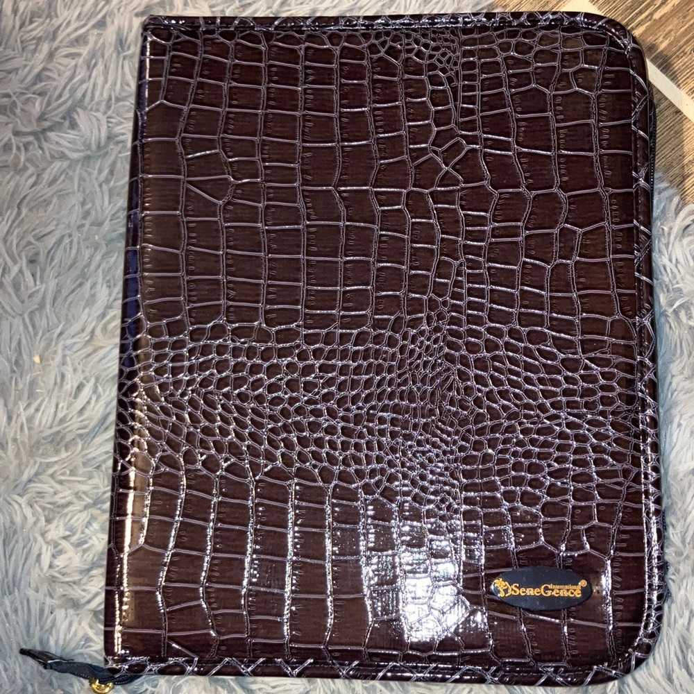 SeneGence International Dark Brown Crocodile Makeup Binder Brand New